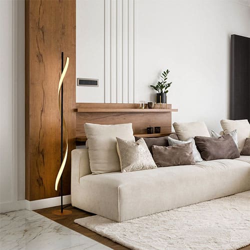 Lampadaire LED MATWOOD en métal noir mat et effet bois