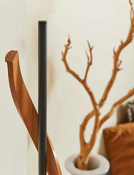 Lampadaire LED MATWOOD en métal noir mat et effet bois