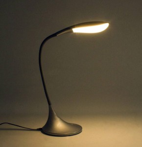 lampe de bureau design led yon en métal argenté