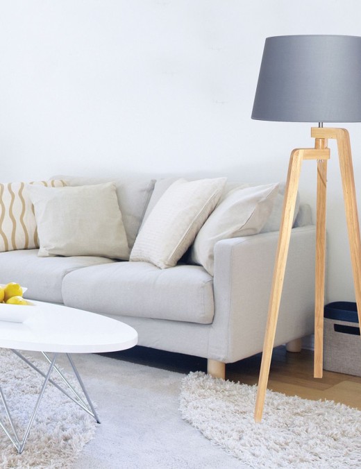 Lampe sur pied TIMA bois clair et taupe en pin naturel et tissu
