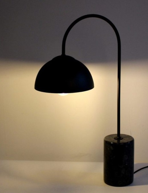 lampe à poser marble en métal noir et marbre