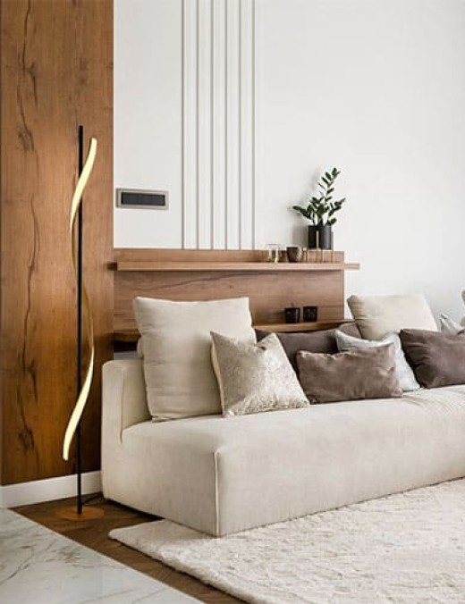 Lampadaire LED MATWOOD en métal noir mat et effet bois