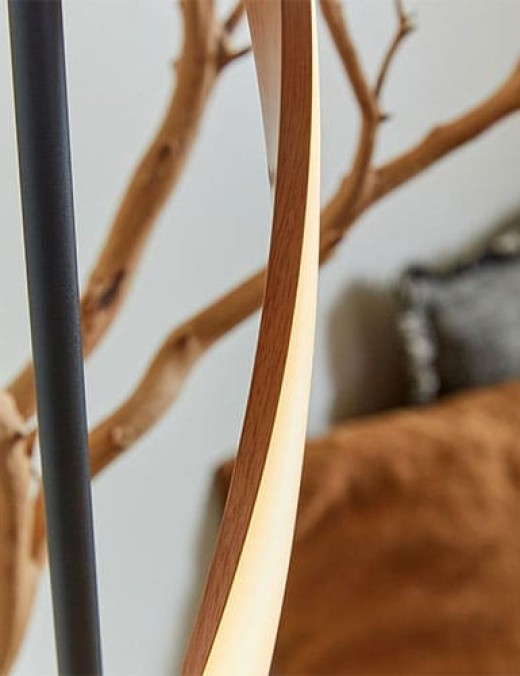 Lampadaire LED MATWOOD en métal noir mat et effet bois
