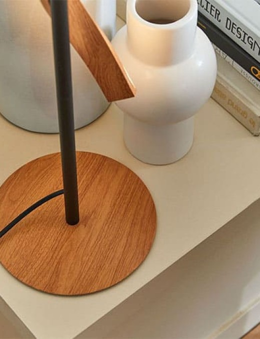Lampadaire LED MATWOOD en métal noir mat et effet bois